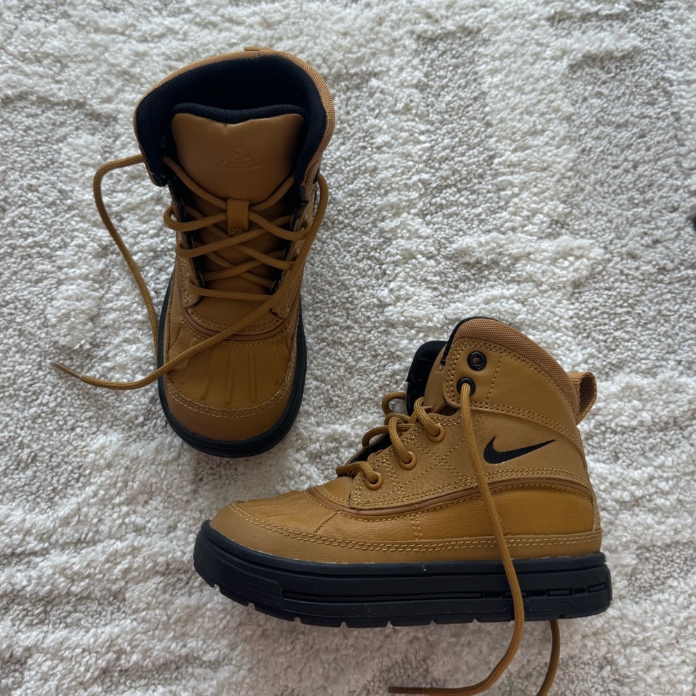 NIKE boots